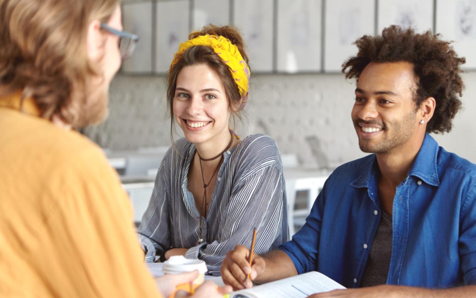Emprendedores trabajando en estrategias financieras
