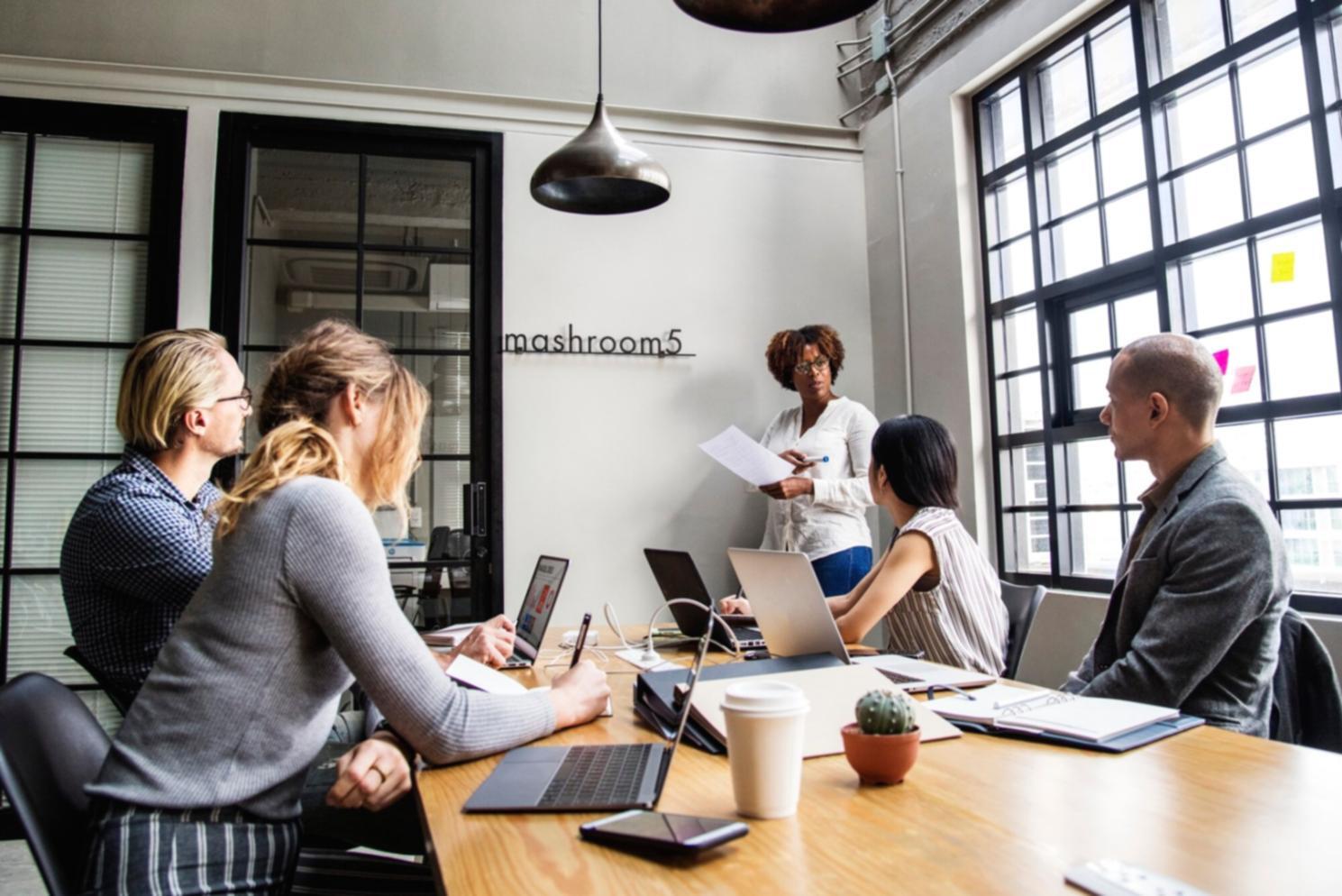 Profesionales analizando datos financieros en una reunión estratégica