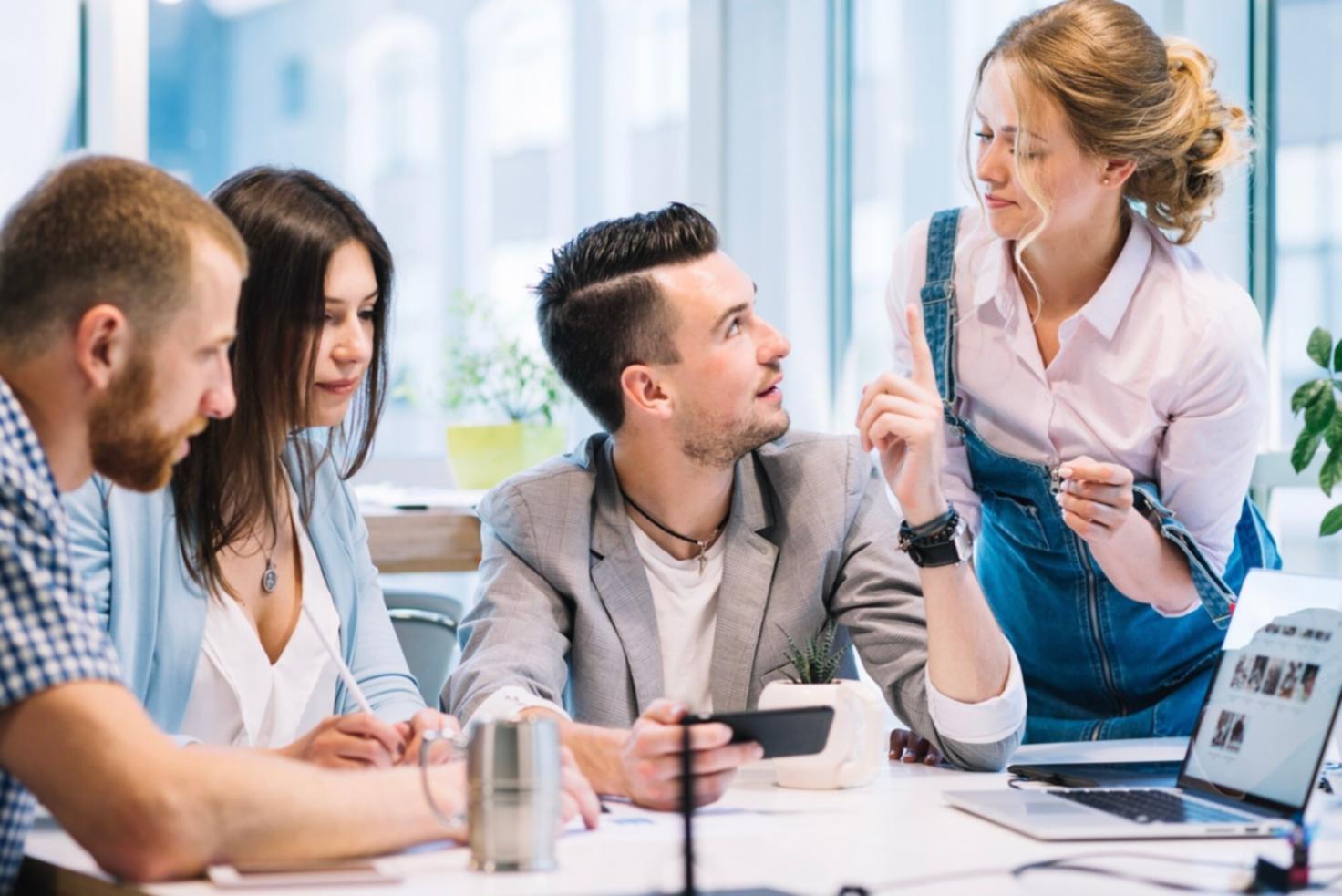 Equipo de menzoriqua trabajando en estrategias financieras